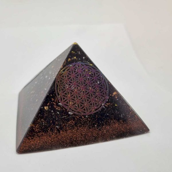 Orgonite Pyramide Noire-  Fleur de vie VIOLETTE