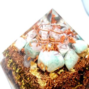 Orgonite Pyramide Or - Cristal de roche - Amazonite - Protection - Paix - Bien être