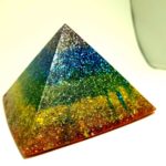 ANCIEN MODÈLE Orgonite Pyramide couleur 7 CHAKRAS