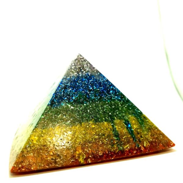 ANCIEN MODÈLE Orgonite Pyramide couleur 7 CHAKRAS